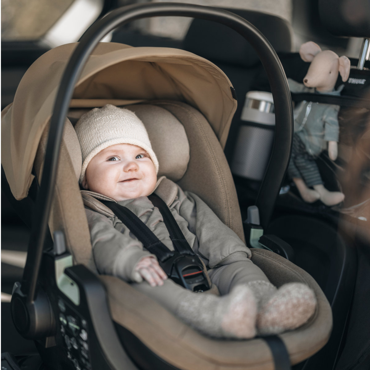 Thule Maple Connect Autostoeltje Beige - schuine aanzicht