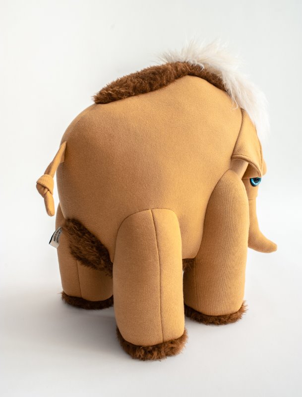 BigStuffed Knuffel Mammoet in Bruin - Schuine Achteraanzicht
