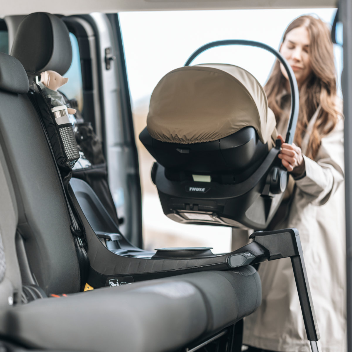 Thule Maple Connect babydrager in beige - schuine aanzicht