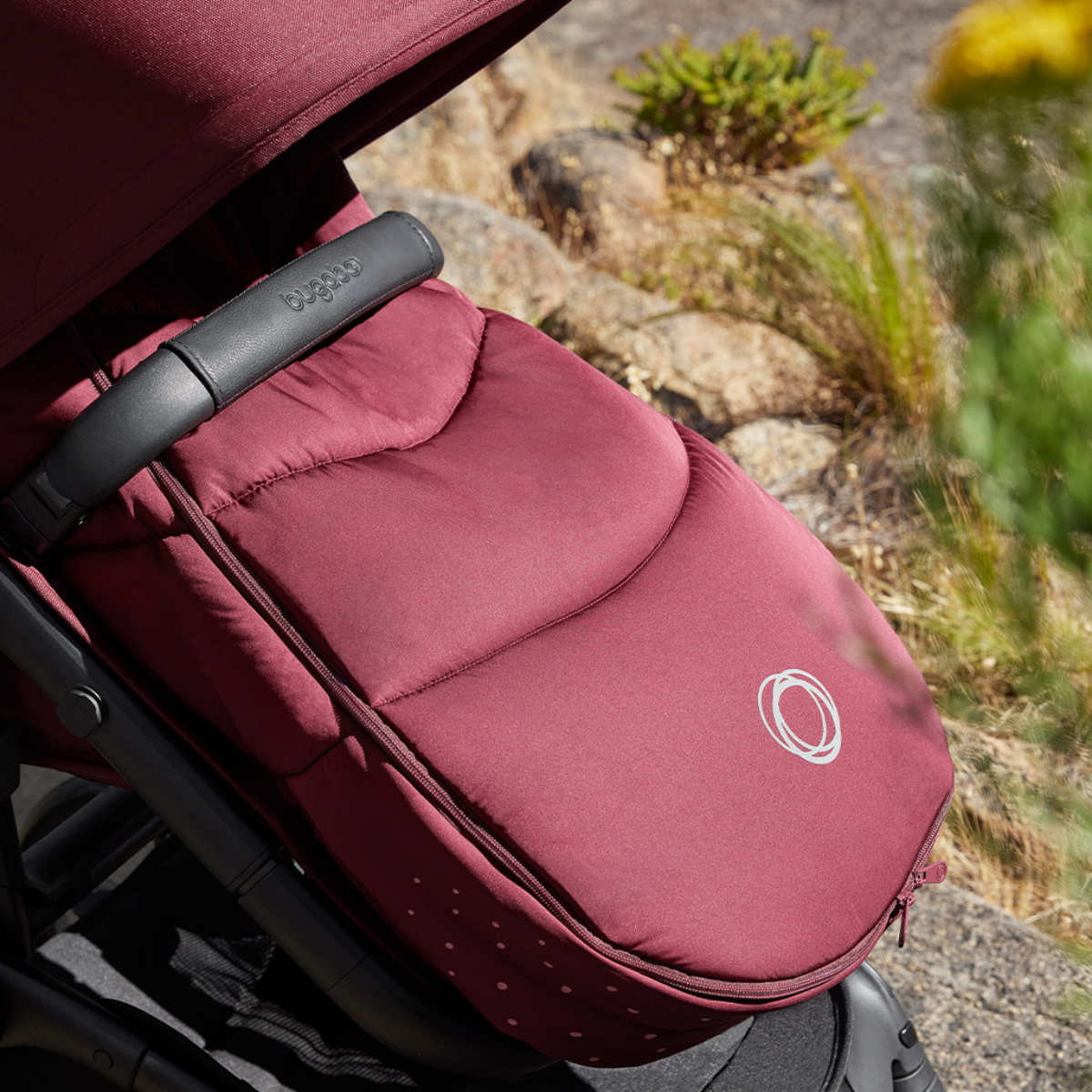 Bugaboo voetenzak in rood - schuine aanzicht