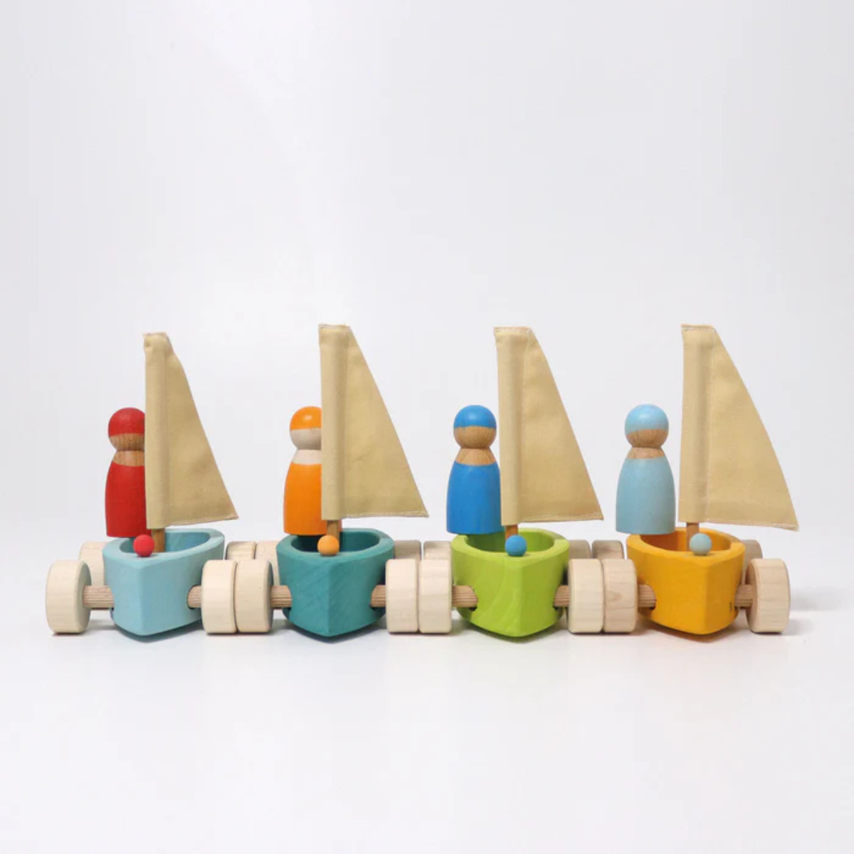 Grimm’s Kleine Houten Zeilbootjes met Figuren