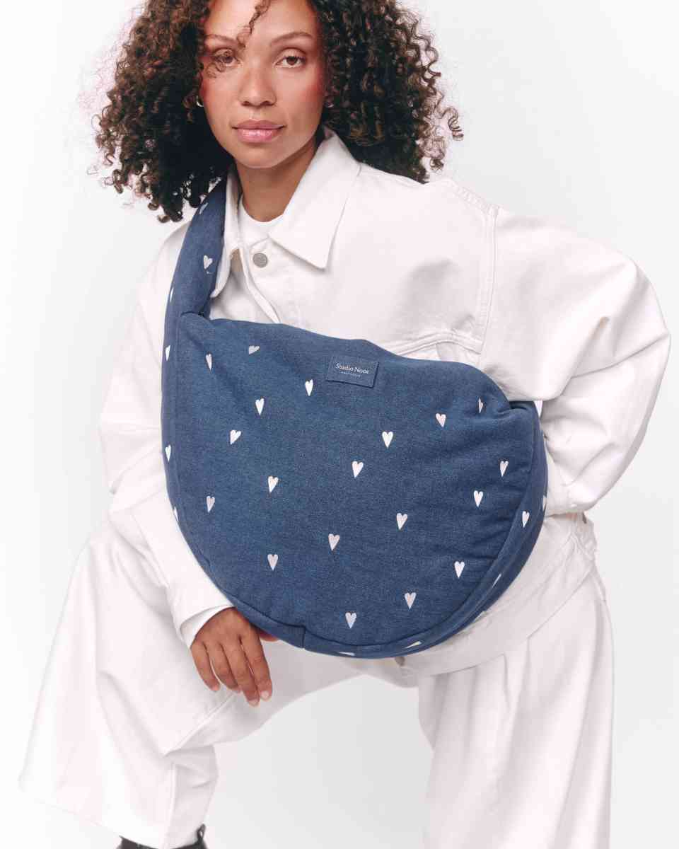 Studio Noos Tas in Blauw met Hartjes - gedragen