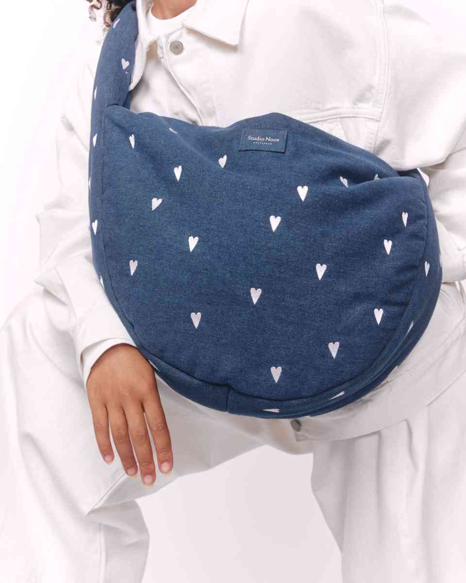 Studio Noos Tas in Blauw met Harten - Gedragen